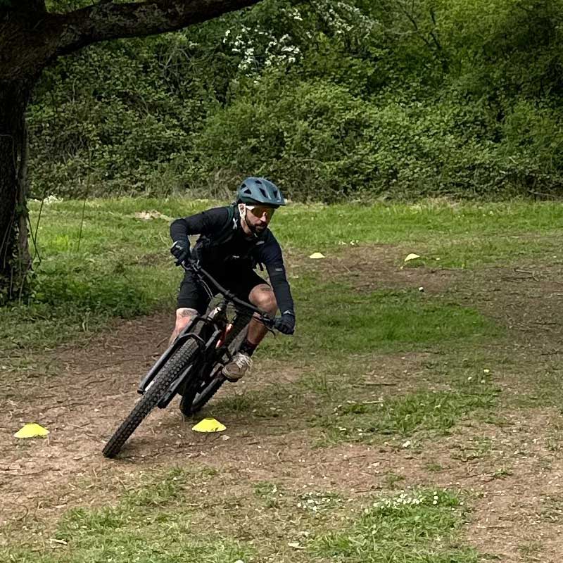 Stage d'apprentissage du VTT à assistance électrique VTTae, avec des parcours techniques et un moniteur diplômé.
